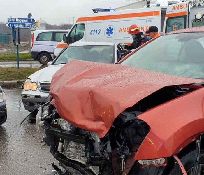 Dâmboviţa: Trei răniţi într-un accident pe DN72, trei maşini implicate