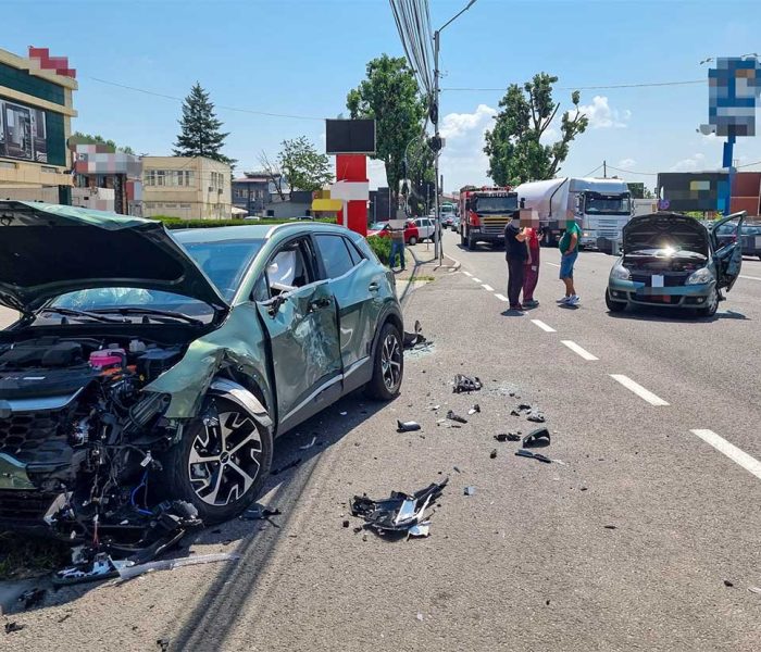 Târgovişte: Două autoturisme şi un TIR implicate într-un accident, doi bărbaţi au fost răniţi