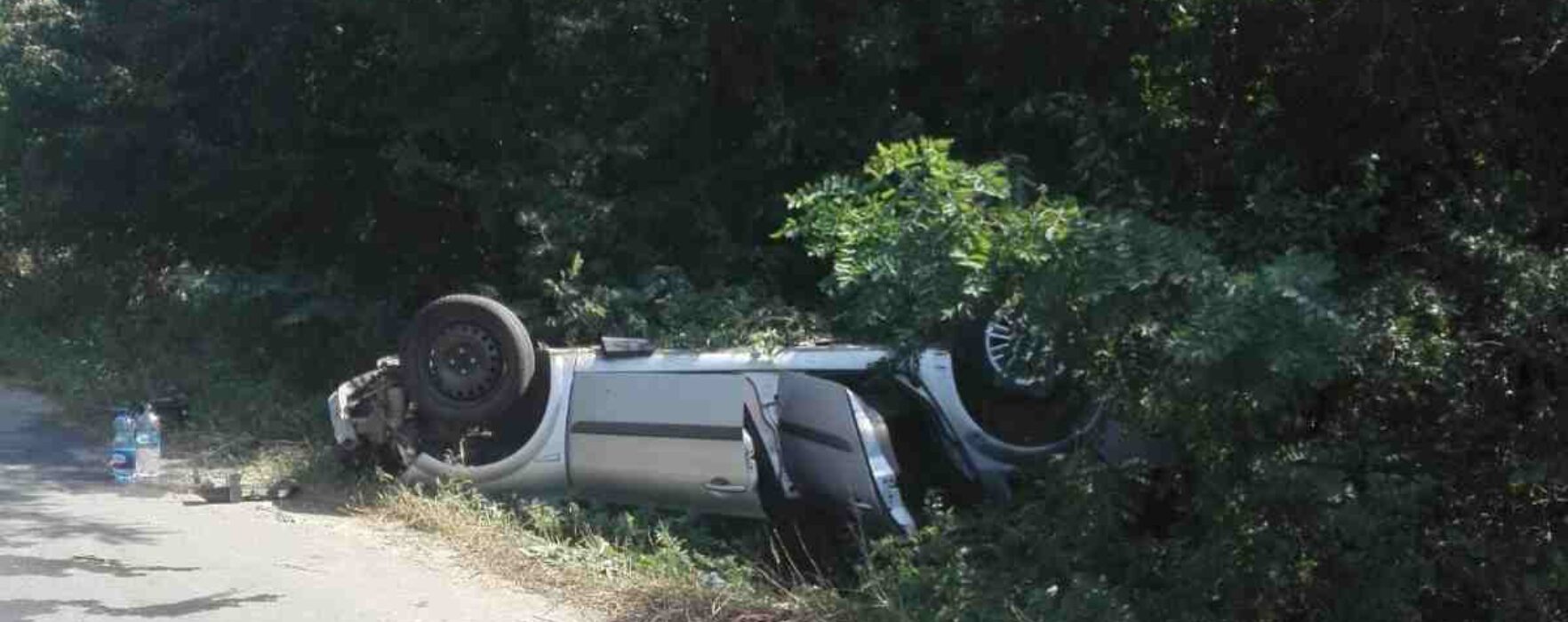 Dâmboviţa: Maşină răsturnată în şanţ la Bolovani din cauza neatenţiei şoferului; un copil de 8 ani este în comă