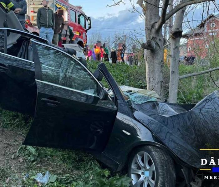 Dâmboviţa: Accident în Bucşani, maşină intrată în copac şi patru persoane rănite