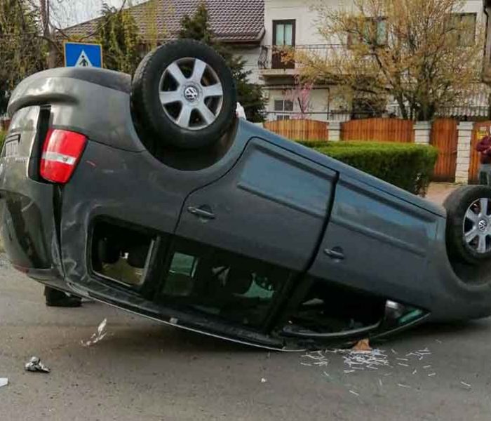 Târgovişte: Accident spectaculos lângă Camera de Comerţ, o maşină s-a răsturnat