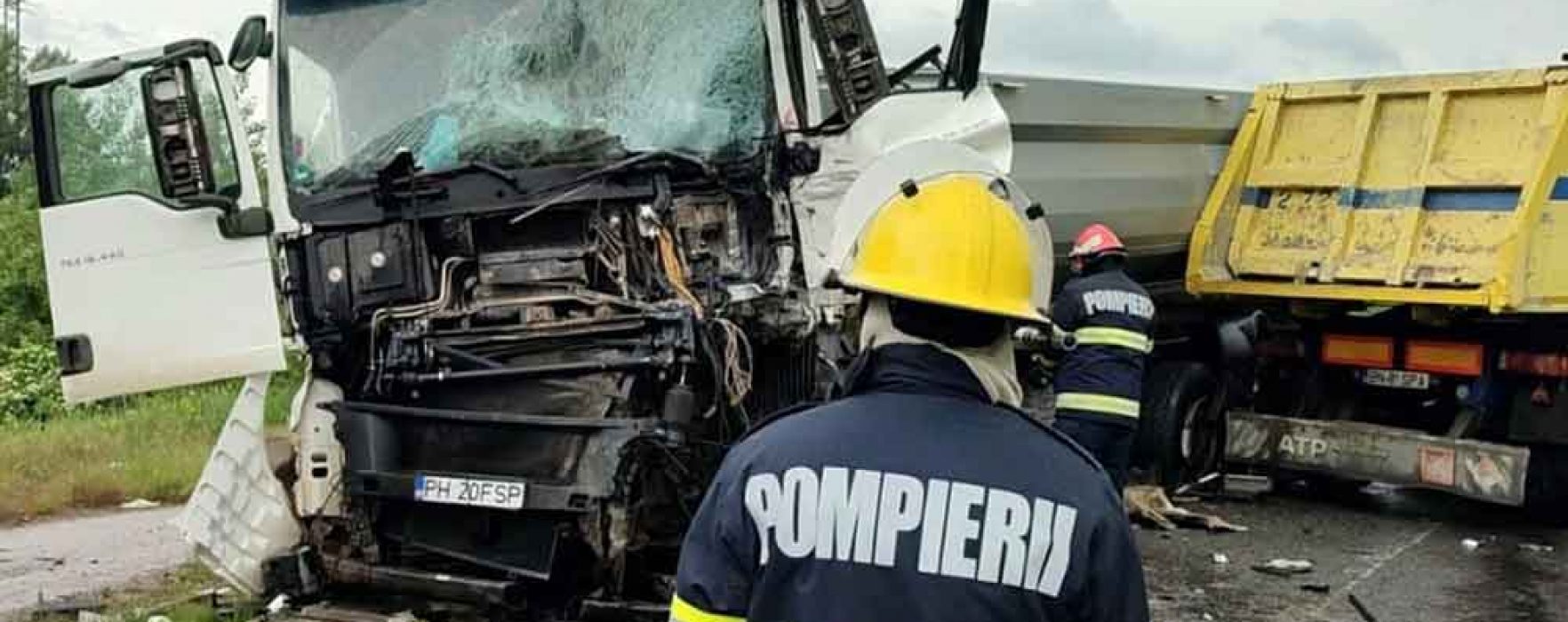 Dâmboviţa: Două autocamioane care transportau nisip implicate într-un accident, două persoane au fost rănite