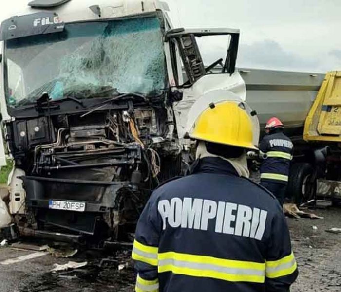 Dâmboviţa: Două autocamioane care transportau nisip implicate într-un accident, două persoane au fost rănite