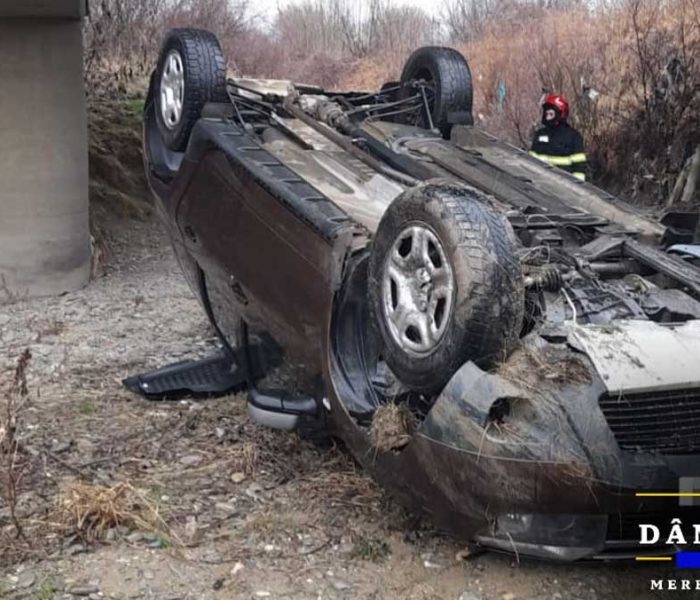 Dâmboviţa: Accident la IL Caragiale, maşină răsturnată