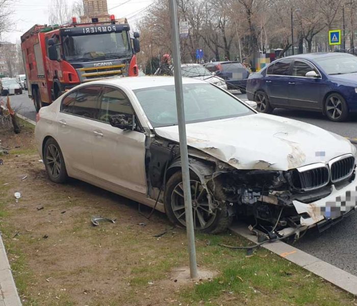 Târgovişte: Accident pe str. Mircea cel Bătrân, o maşină era să intre pe trotuar