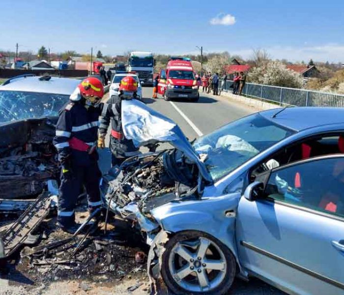 Dâmboviţa: Cinci adulţi şi un copil răniţi într-un accident la Corbii Mari (video)