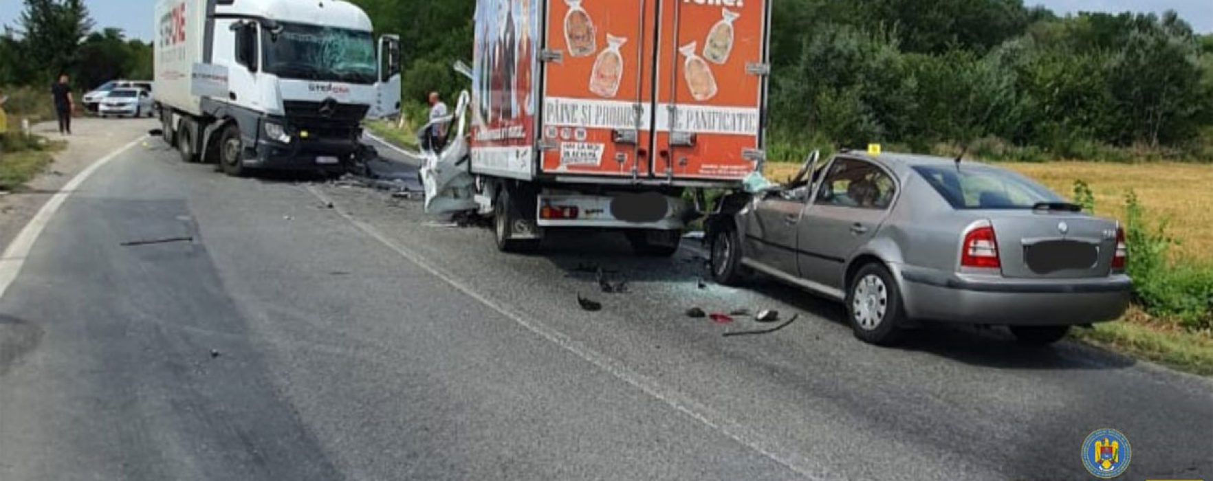 Dâmboviţa: Coliziune între un TIR, o autoutilitară şi un autoturism pe DN 72, două persoane rănite