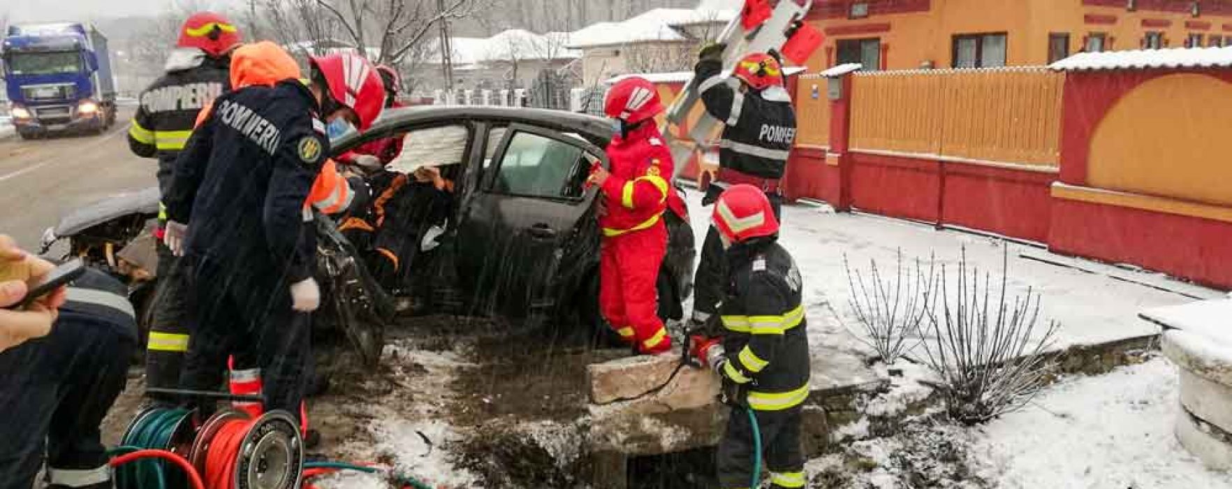 Dâmboviţa: Accident pe DN 72, maşină ieşită de pe carosabil