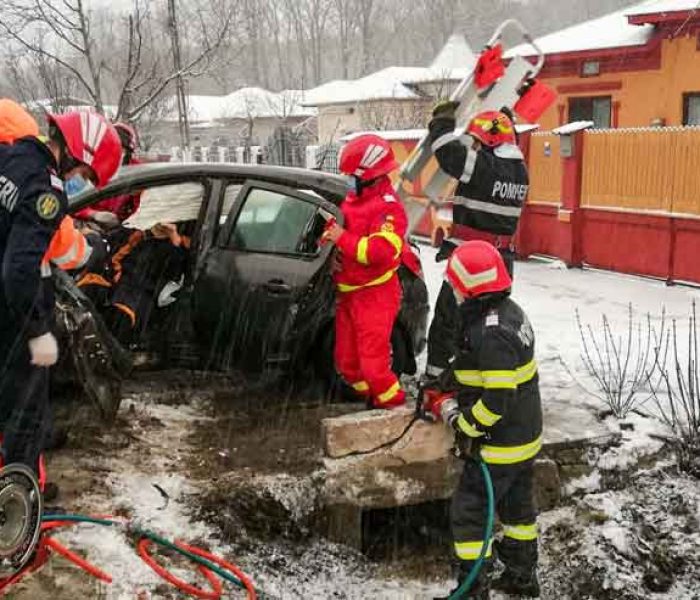 Dâmboviţa: Accident pe DN 72, maşină ieşită de pe carosabil