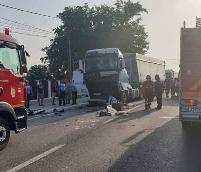 Dâmboviţa: Accident cu două TIR-uri pe DN 72, o persoană rănită; trafic blocat