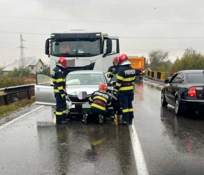 Dâmboviţa: Accident pe DN 72 între două maşini şi un TIR, doi răniţi