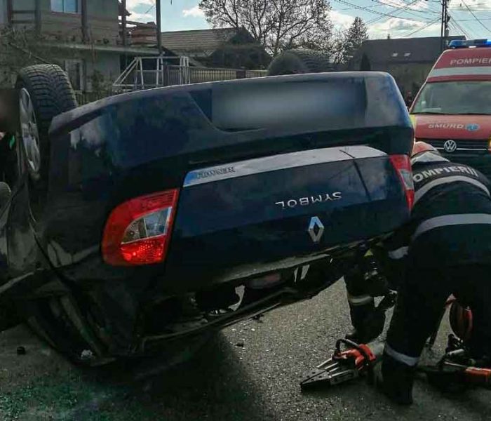 Dâmboviţa: Maşină răsturnată într-un accident, în Găeşti