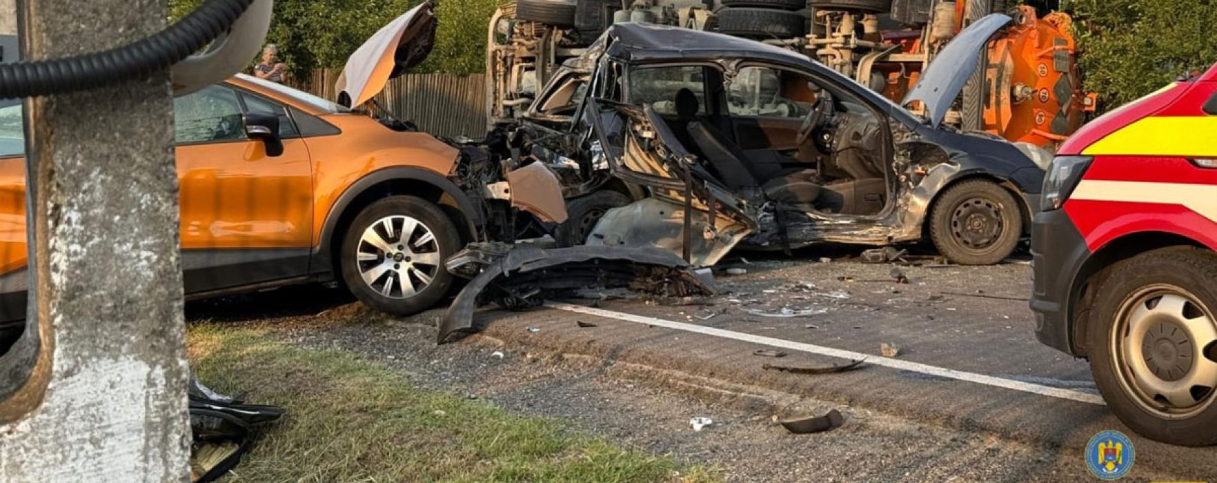 Dâmboviţa: Coliziune între două autoturisme şi un autocamion pe DN 72 , trei răniţi