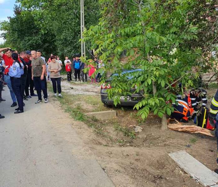 Dâmboviţa: O maşină a derapat în curbă, a intrat într-o curte şi a omorât o femeie de 85 de ani