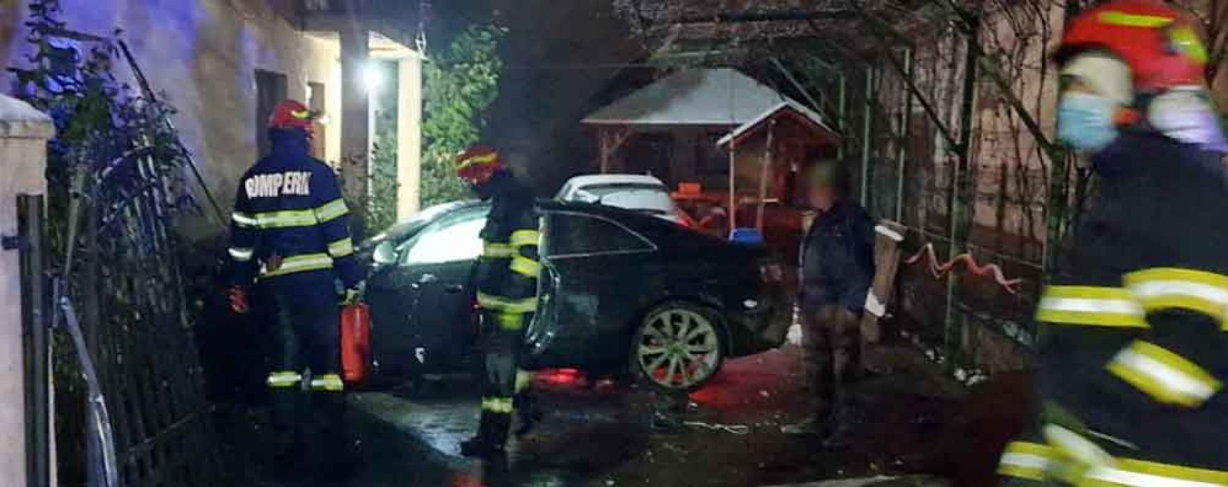 Dâmboviţa: Accident în Nucet, o maşină a ieşit de pe carosabil şi a intrat prin porţi în curtea unei case