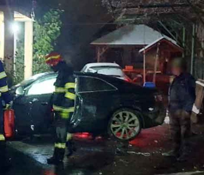 Dâmboviţa: Accident în Nucet, o maşină a ieşit de pe carosabil şi a intrat prin porţi în curtea unei case