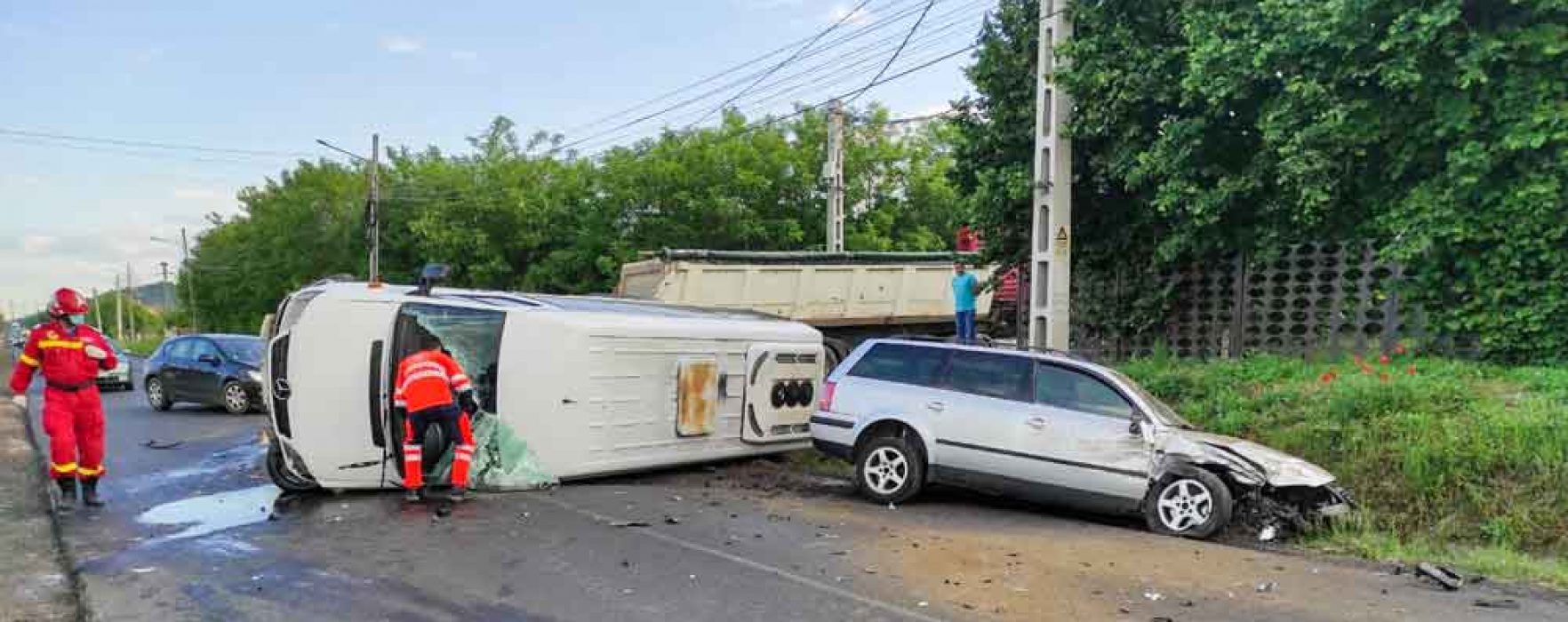 Dâmboviţa: Microbuz în care se aflau copii implicat într-un accident; doi adulţi decedaţi şi 5 copii răniţi