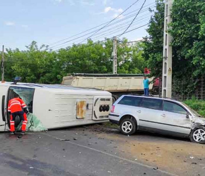 Dâmboviţa: Microbuz în care se aflau copii implicat într-un accident; doi adulţi decedaţi şi 5 copii răniţi