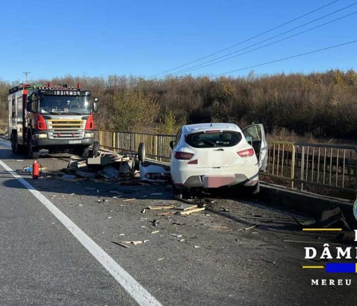 Dâmboviţa: Maşină lovită de o remorcă desprinsă de la un autoturism care a intrat într-un cap de pod