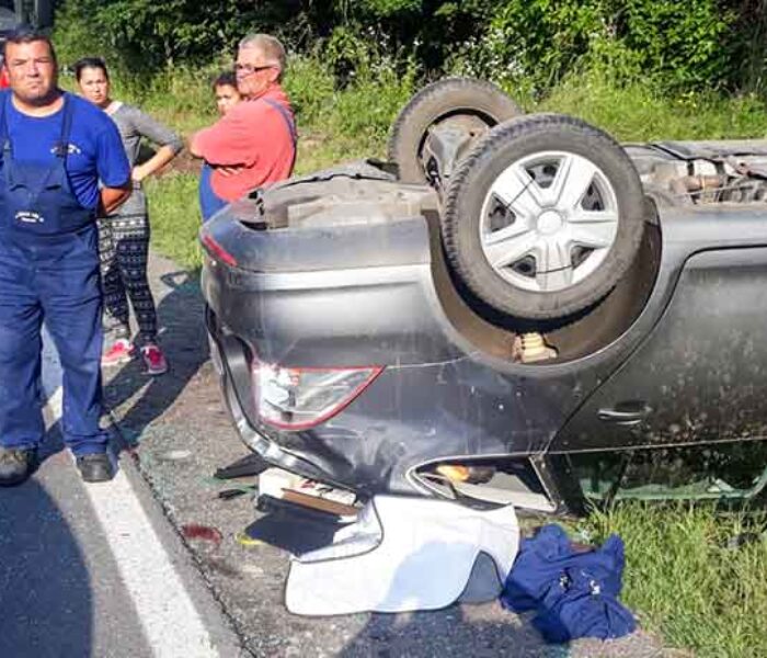 Dâmboviţa: Accident la Priseaca, maşină răsturnată în afara drumului