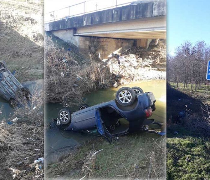 Maşină căzut în albia unui pârâu, în zona I.L. Caragiale