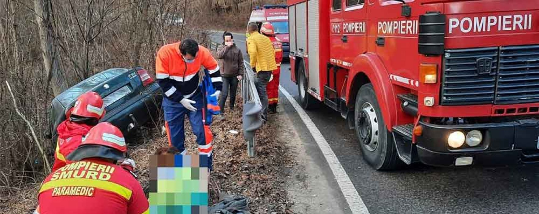 Dâmboviţa: Autoturism cu patru persoane, căzut într-o râpă