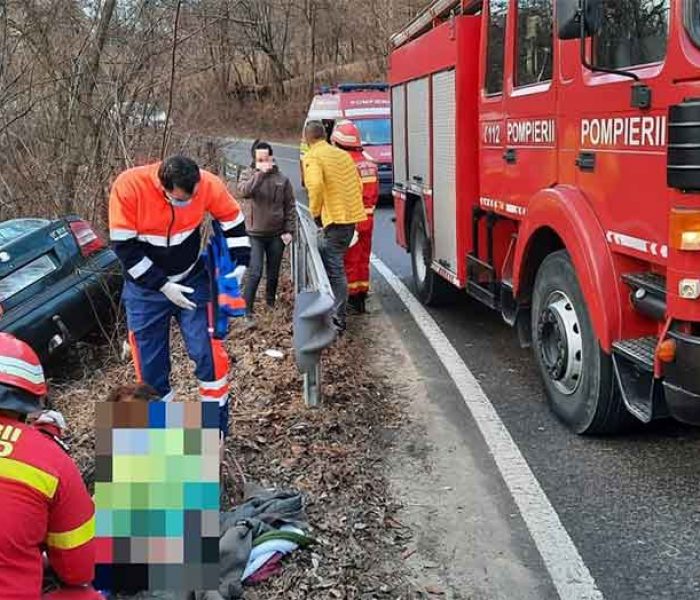 Dâmboviţa: Autoturism cu patru persoane, căzut într-o râpă