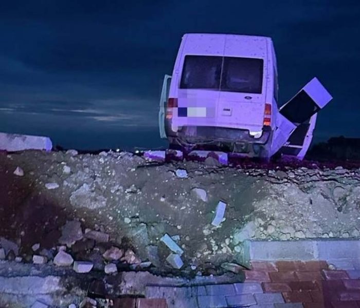Dâmboviţa: Accident într-un sens giratoriu pe DN 7, şase persoane rănite