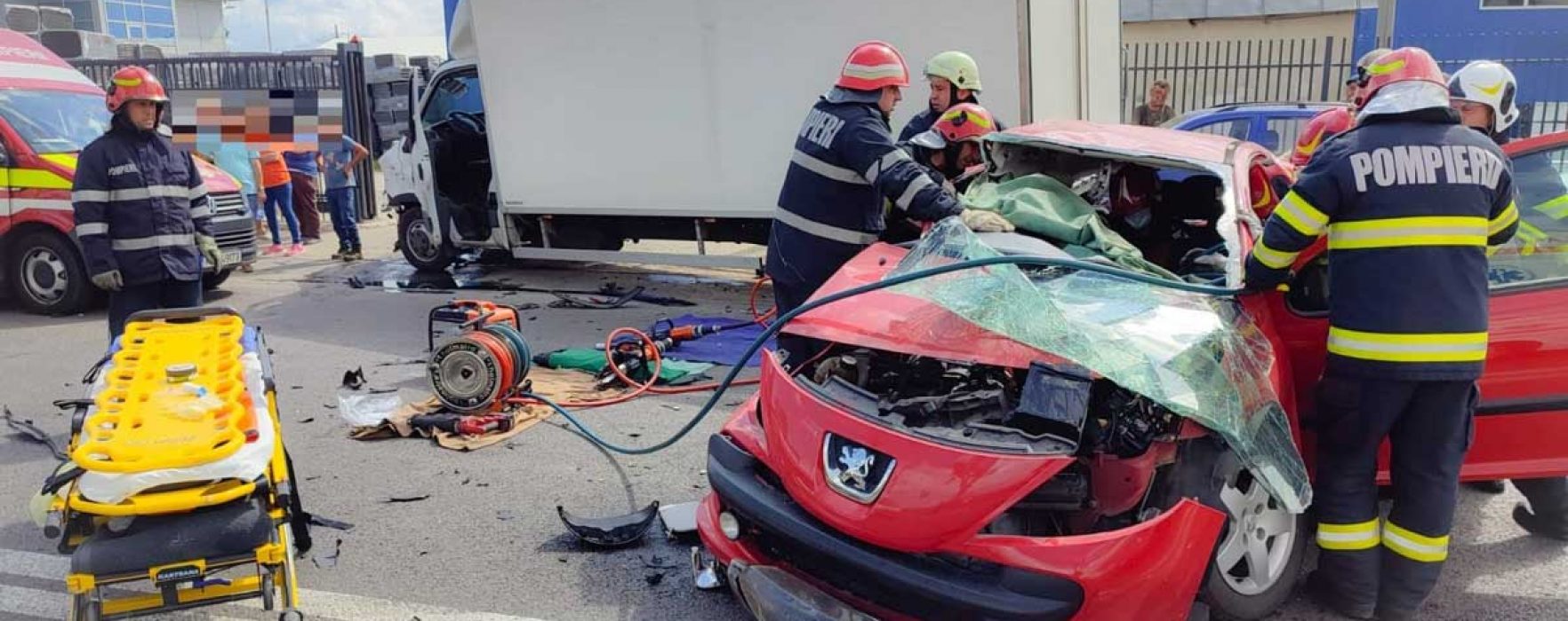 Patru persoane rănite într-un accident în Târgovişte, după ce o autoutilitară s-a ciocnit cu un autoturism