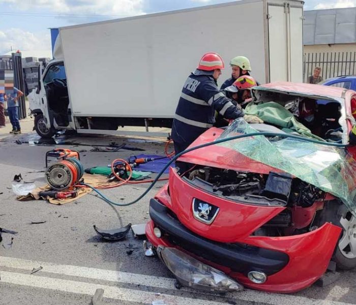 Patru persoane rănite într-un accident în Târgovişte, după ce o autoutilitară s-a ciocnit cu un autoturism