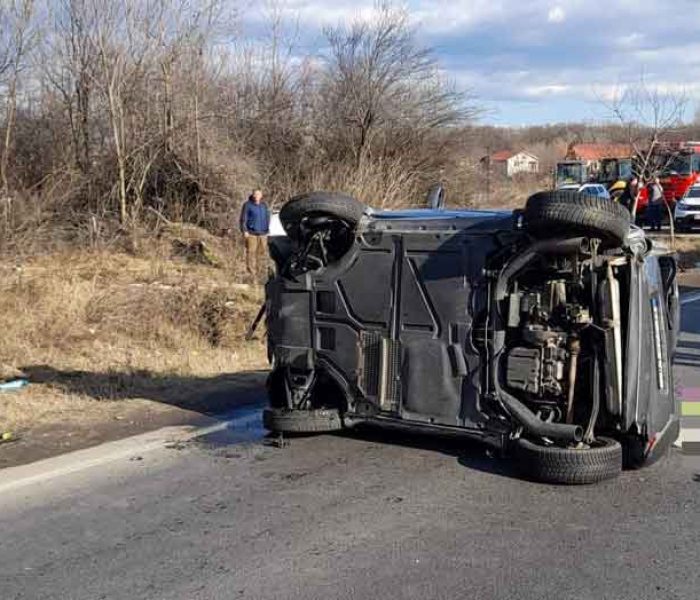 Dâmboviţa: Accident la Tărtăşeşti, două persoane rănite