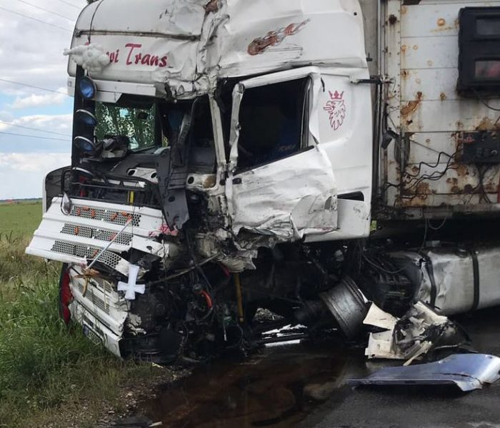 Dâmboviţa: Accident între două TIR-uri şi un autoturism pe DN1A; un TIR transporta substanţe periculoase