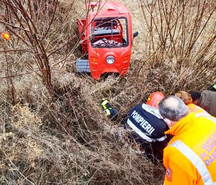 Dâmboviţa: Trei bătrâni s-au răsturnat cu un triciclu electric, unul dintre ei a murit