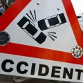 Dâmboviţa: Coliziune între două autoturisme şi un camion pe DN 71 la Conţeşti, o persoană rănită