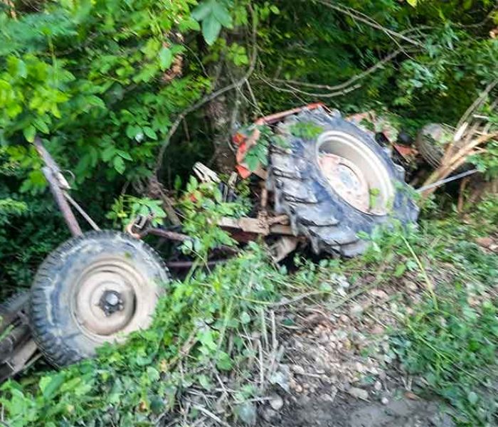 Dâmboviţa: Bărbat mort, după ce s-a răsturnat cu tractorul