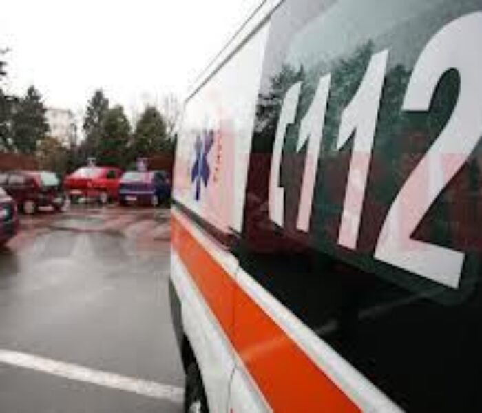 Dâmboviţa: Ambulanţă implicată într-un accident pe DN 71, două persoane rănite