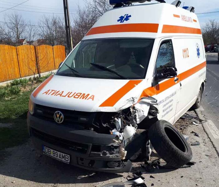 Dâmboviţa: Ambulanţă lovită în trafic de o maşină condusă de o femeie care a pierdut controlul volanului