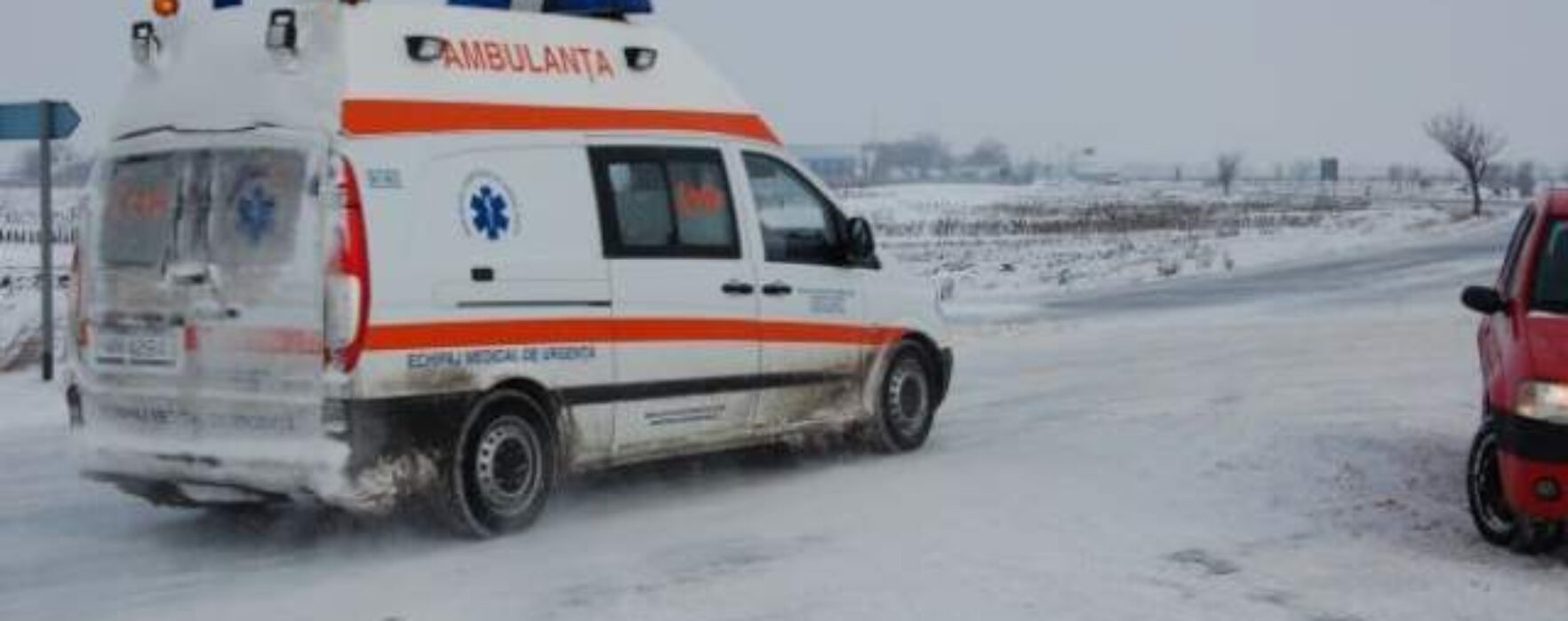 Ambulanţă înzăpezită pe DJ 722 în zona localităţii Ghineşti