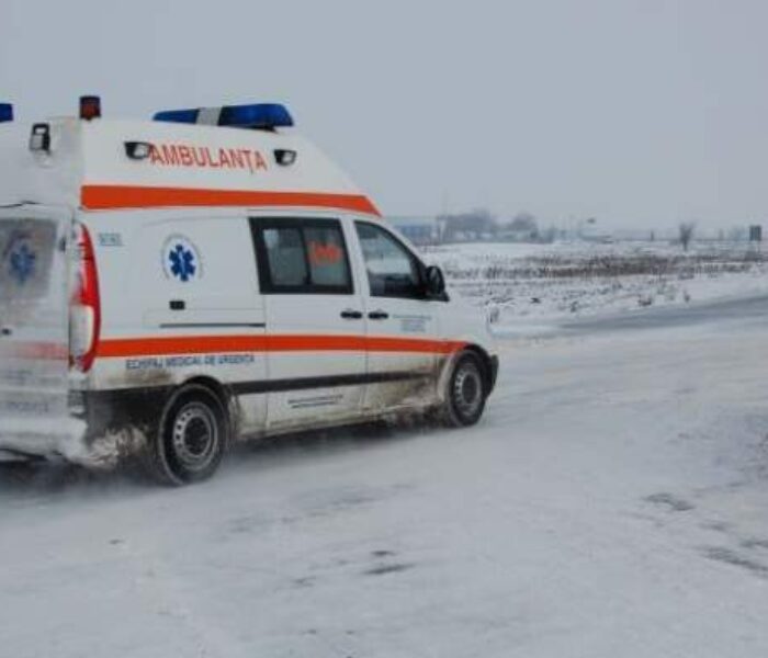 Ambulanţă înzăpezită pe DJ 722 în zona localităţii Ghineşti