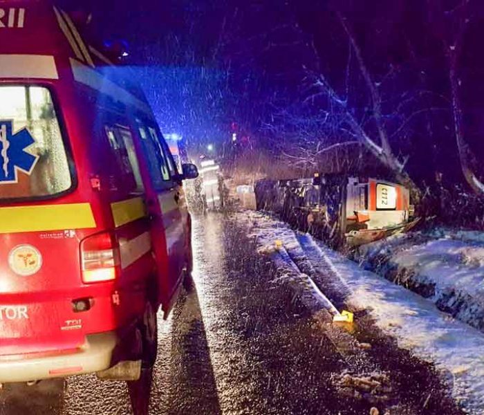 Dâmboviţa: O ambulanţă care transporta o gravidă de 16 ani s-a răsturnat pe DN71