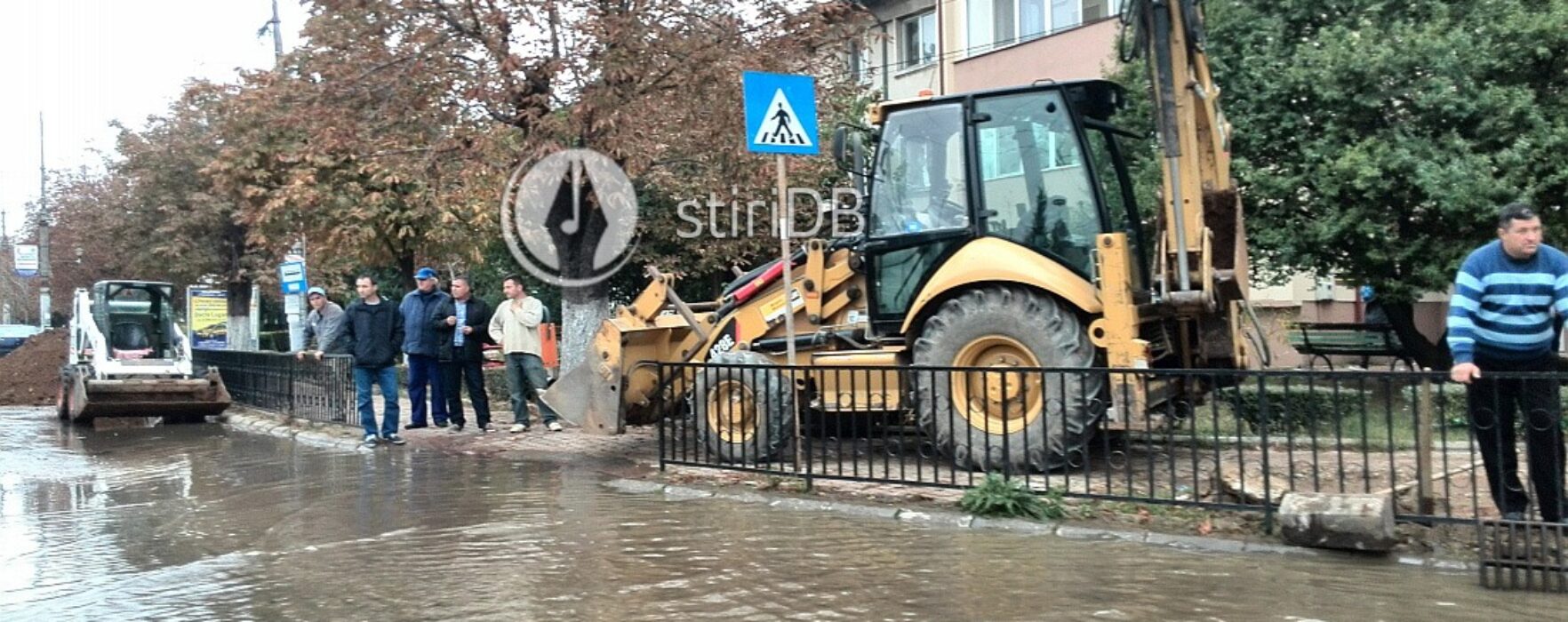 Târgovişte: Sens giratoriu, inundat din cauza unei conducte de apă sparte (video)