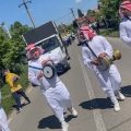 Dâmboviţa: PNL – campanie cu „arabi”, persoane îmbrăcate în costum traditional arăbesc anunţă numele candidatului bătând la tobe
