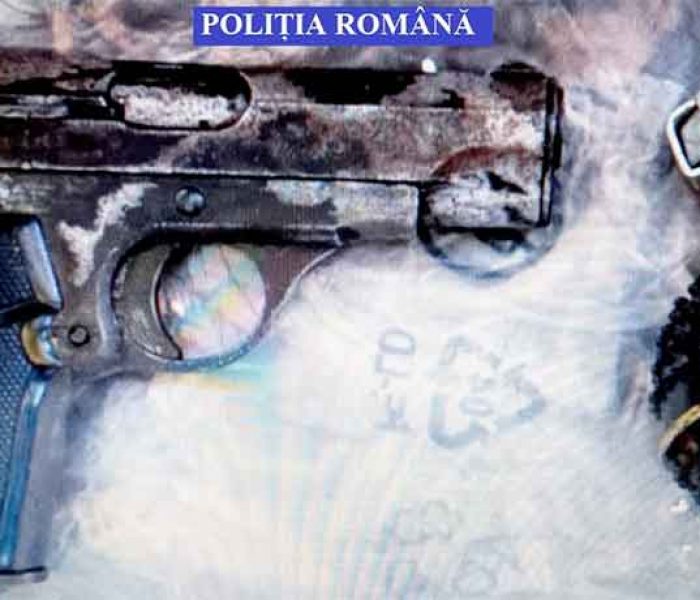 Dâmboviţa: Reţinut după ce a îngropat în grădină un pistol şi o grenadă cu care un bărbat se postase pe facebook