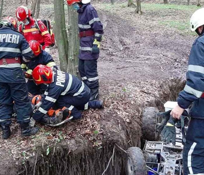 Dâmboviţa: Bărbat prins sub ATV-ul pe care îl conducea, transportat cu un elicopter SMURD la spital