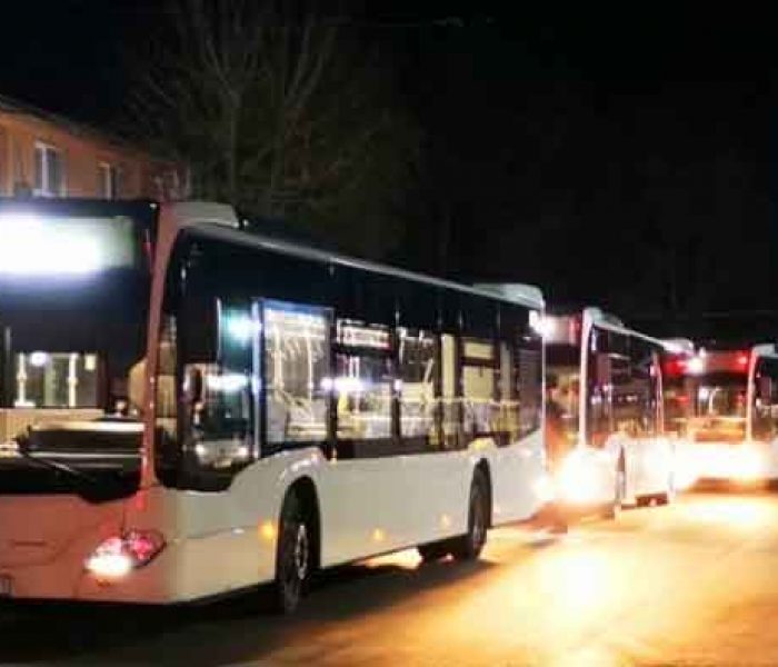 Dâmboviţa: Un tânăr a atacat cu o sabie un autobuz de transport public, a spart un geam, dar nu a rănit pe nimeni