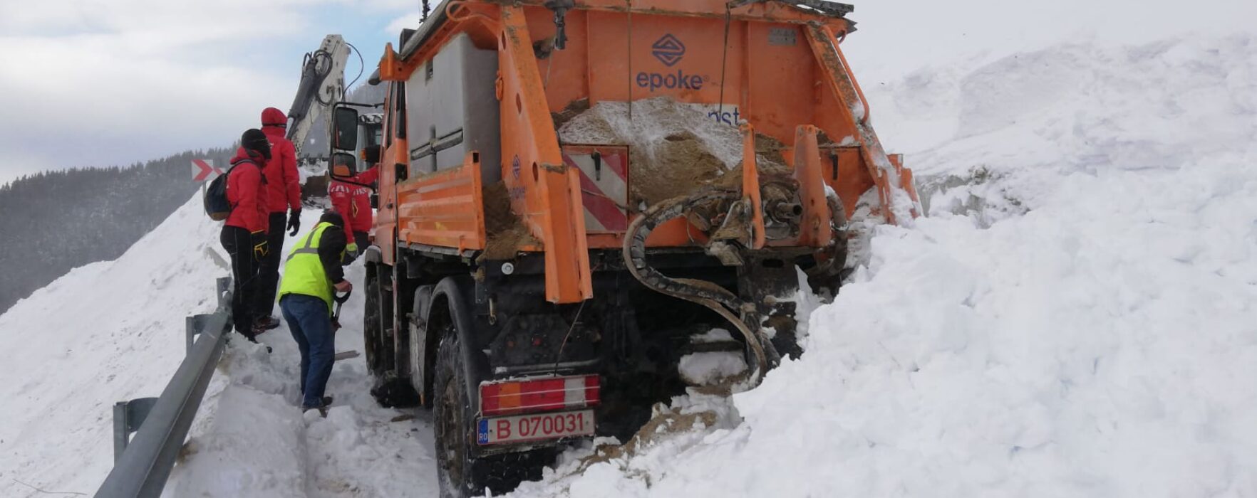 Dâmboviţa: Avalanşa din zona Dichiu a prins un utilaj, şoferul s-a salvat fugind