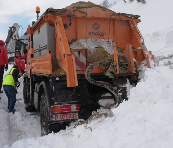 Dâmboviţa: Avalanşa din zona Dichiu a prins un utilaj, şoferul s-a salvat fugind