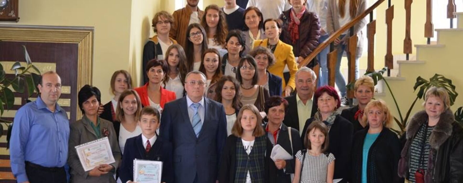 Elevi şi cadre didactice, premiaţi de Primăria Pucioasa de Ziua Mondială a Educaţiei