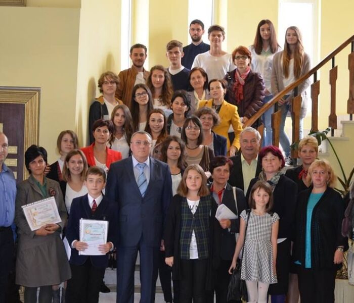 Elevi şi cadre didactice, premiaţi de Primăria Pucioasa de Ziua Mondială a Educaţiei