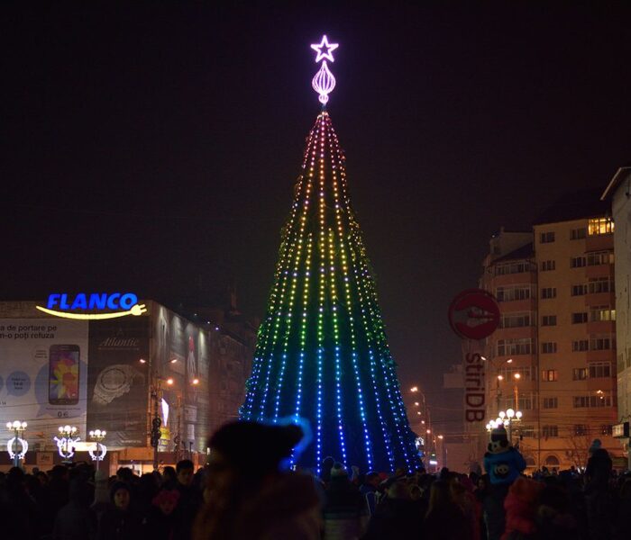 Târgovişte: Au fost aprinse luminile din pomul de Crăciun de pe platoul Prefecturii (video|foto)